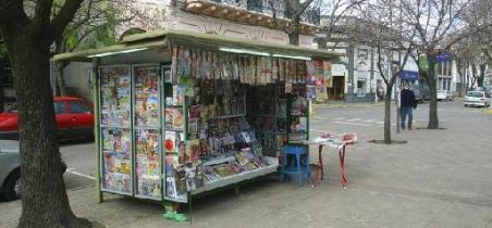 Kiosco（キオスコ）や画像のような新聞・雑誌販売スタンドで新聞を買うのが一般的。自宅に配達される定期購読をしている人は稀です。
