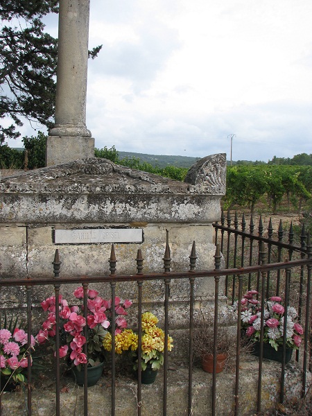 きれいなお花も供えられ大切にお墓が守られています