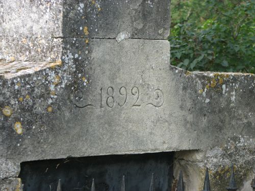 建てられた１８９２年と印字されています