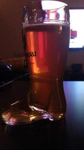 レストランではこのような泡のないビールが提供されることが多くあります。レストランやバーでビールを注文する場合、単に「öl（エール）」といっただけでも通用するようで、その場合は何らかの茶褐色のビールが出されます。種類を選択したい場合のみ、種類を伝えれば良いようです。