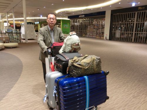 空港からこれだけの荷物を持ち帰るのは大変かもしれませんが、日本では充実している空港から家までの宅配サービスも、スウェーデンではまずありえません