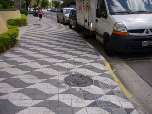 サンパウロ州の形を抽象化してデザインされた歩道のタイル