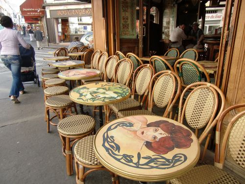 つい、「休憩しようかな」と思う、素敵なカフェが並ぶ