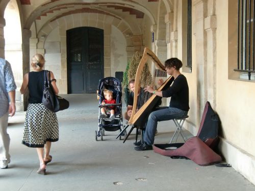 ヴォージュ広場の一画の屋根がある通り（パサージュ）にて撮影