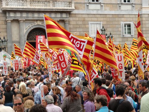 明るい色合いのカタルーニャ地方旗。いっぱい集まると派手ですね。