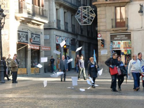 デモ集会の内容を記した紙は、空中に投げられ、派手な雰囲気。