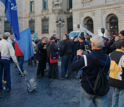 デモ集会の周りで観ている人。賑やかなので、つい、携帯で写真を撮る人が多い。