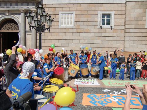 休日をもっと増やして!と、デモ集会が行われた時の様子。