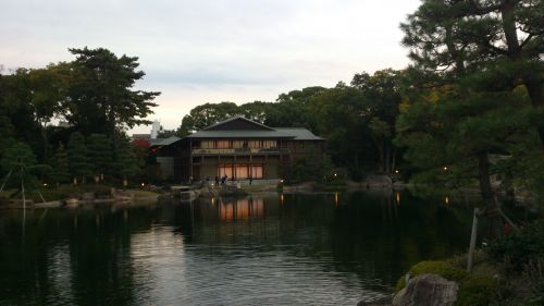 海に見立てた池