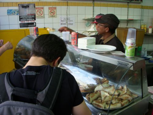 サンパウロのヴィンチシンコにあるレバノン人が経営するバール兼レストランのカウンターで販売されるエスフィッハ