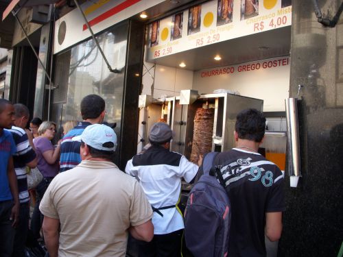 サンパウロのヴィンチシンコの一角で見かけられる「シュラスコ・グレーガ」と呼ばれるサンドイッチ