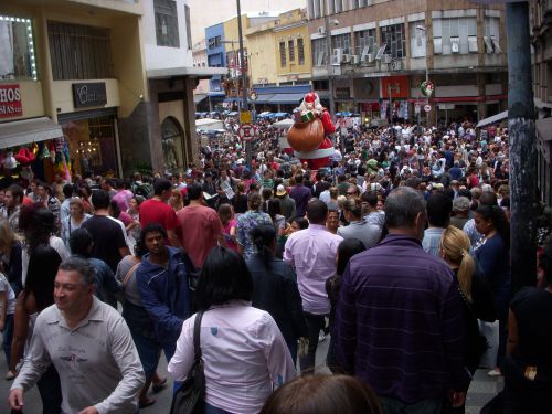 終末や祝日前は人で溢れかえるサンパウロの卸問屋街であるヴィンチシンコの様子