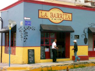 ブランチが楽しめるカフェも、すてきな色合い