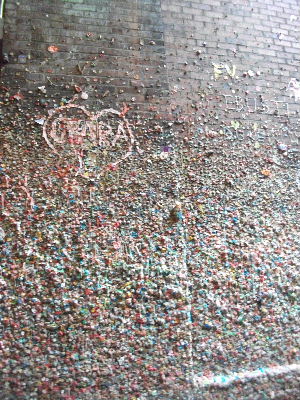 壁一面にくっつけられたガム！