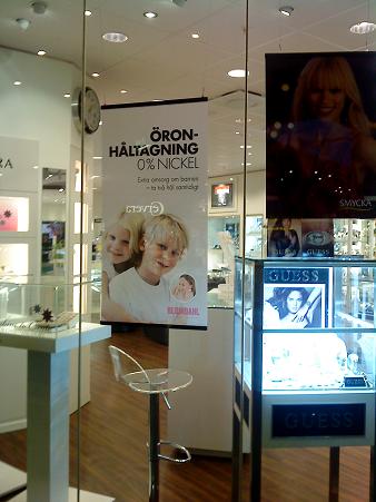 アクセサリー店で開けることも衛生条件をクリアーしていれば認められています。それにしても宣伝ポスターの顔が子どもとは…