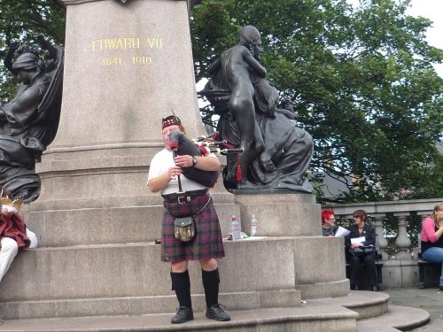 バグパイプ＆キルトスカートの男性