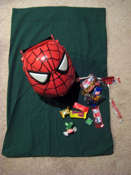 折りたためて持ち運びも便利。枕カバーはハロウィーンのエコバック的存在？