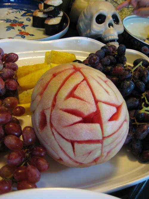 上の写真の友人宅で行われたパーティでは、スイカを脳みそに見立てたデコレーションも