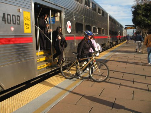 電車の中に自転車を持ち込むこともできます