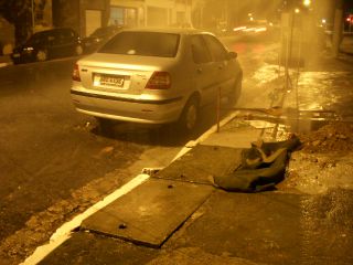 排水管が破裂して水が噴き出した様子