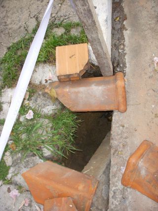 雨水で舗装の下に空洞ができた事による道の陥没