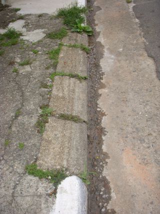 1枚目の写真の陥没前の様子と同じ道路脇