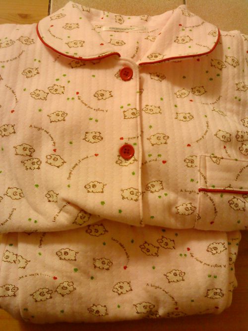 「羊が一匹…、羊が二匹…」今回、日本で買ってきたお気に入りのパジャマです。