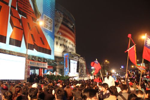 馬英九（マー・インジョウ）総統候補、呉敦義（ウー・ドゥンイー）副総統候補陣営の選挙対策本部前　