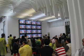 蔡英文候補の選挙対策本部の中では、無言で選挙速報を眺める支持者の姿も