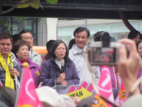 13日12:30頃に台北市内の特設ステージで遊説する総統候補の蔡英文（ツァイ・インウェン）氏。その右は、副総統候補だった蘇嘉全（スー・ジャーチュエン）氏