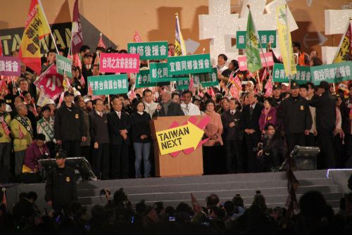 壇上で応援演説をする李登輝(リー・デンフイ)元総統