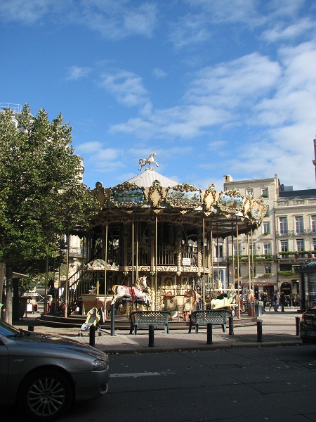 ボルドーの中心地にあるメリーゴーランド