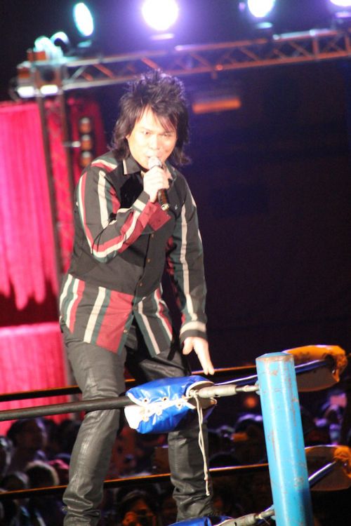 コーナーポストに登っての熱唱