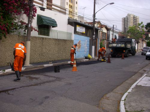 排水管やガス管の工事、道路陥没の修繕で継ぎはぎ模様のサンパウロの道路。アスファルトを敷きなおす工事はよく行われている。