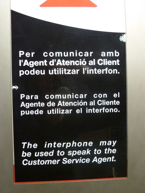 多くの場所でカタルーニャ語、スペイン語、英語表記を見ました