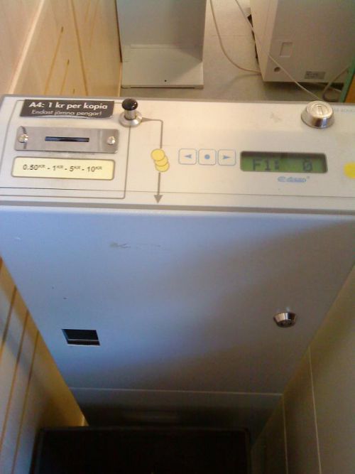 図書館でのA4のコピー料金（白黒）は1クローナ（=約12円）A3は2クローナです。