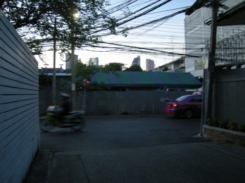 被害にあった小道。正面の車道から曲がった瞬間にやられた