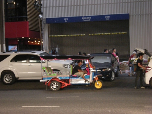 壁の無いトゥクトゥクは乗車中でも危険がつきもの