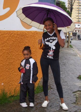 コリンチャンスのロゴマーク入りの服を着た母娘