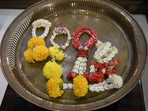 スワンナプーム空港に供えられた花数珠