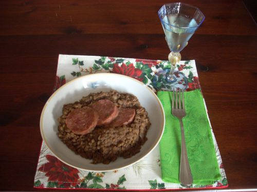 コテキーノ・ソーセージとレンズ豆の煮込みと発砲ワイン