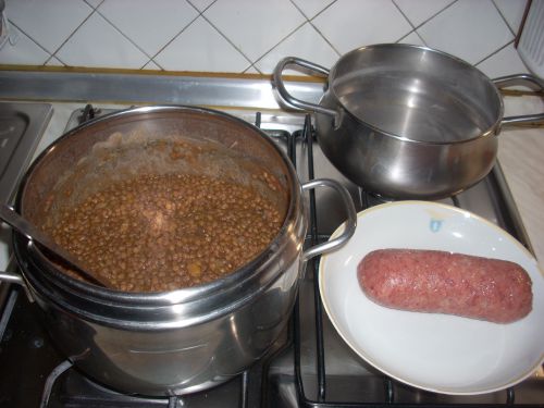 左：レンズ豆の煮込み、右：レトルト袋から出したソーセージ