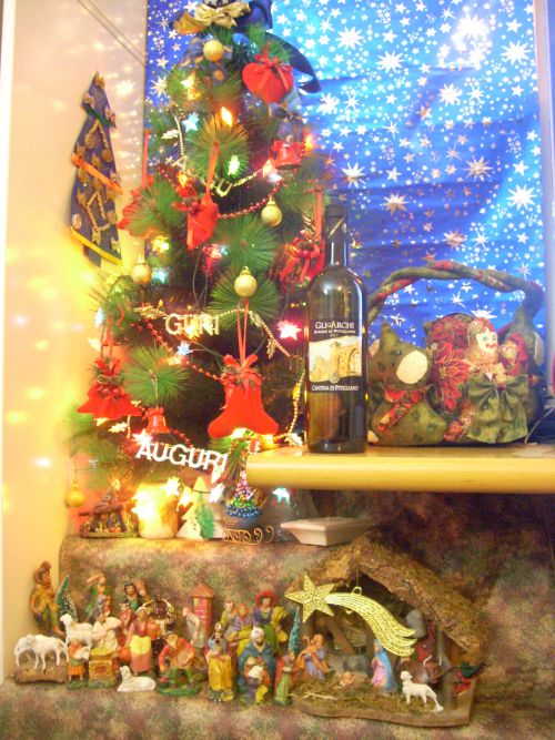 我家のクリスマスツリーとプレセペとワイン