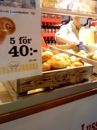 スーパーで販売される「ルセカット」ここでは1個10クローナ（約130円）、5個で40クローナですが、コンビニでの値段は約2倍です。