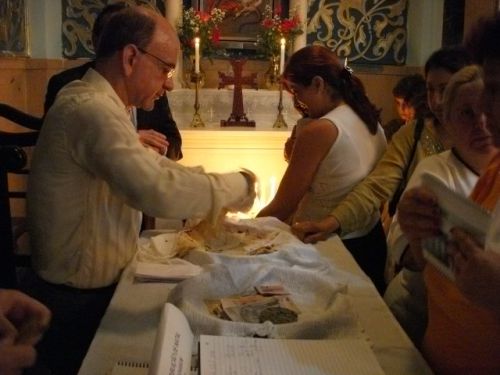 １月６日がクリスマスと定められている、サンパウロのアルメニア正教会で、ミサの後にご聖体の種無しパンを授ける様子。