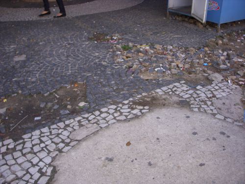サンパウロでは欠損がよく目につく石畳
