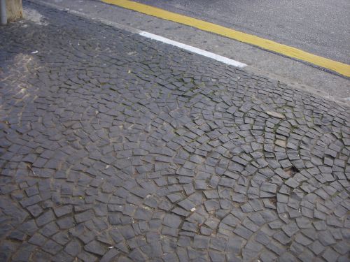 手作業で敷き詰められるモザイク状の石畳