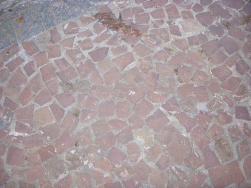 手作業で敷き詰められるモザイク状の石畳