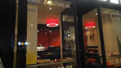 Z-SUSHI　こちらも赤と黒が基調