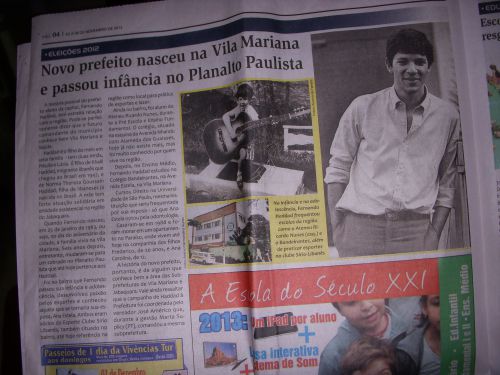 2013年からサンパウロ市長となるアダッジ氏の幼少期からの略歴や写真などが紹介されたサンパウロ市内のローカルなフリー新聞